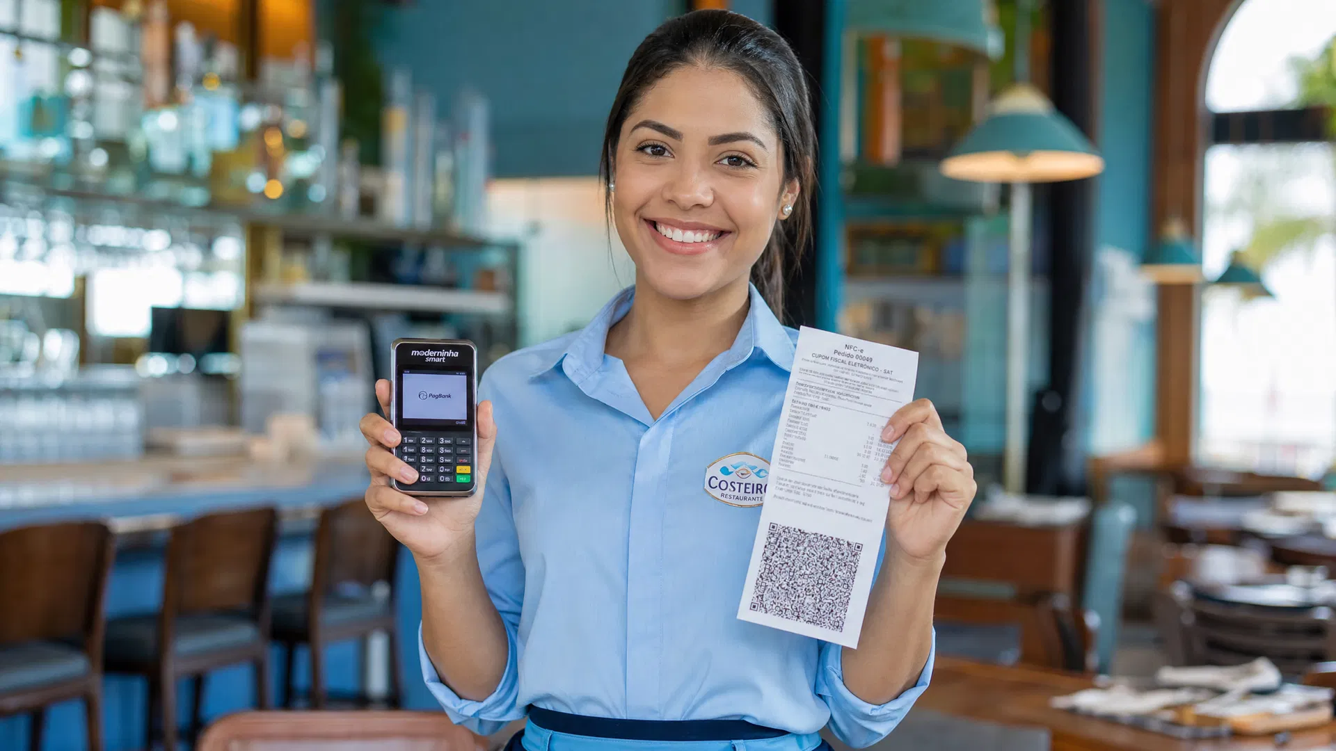 Atendente com Maquininha Smart e Cupom Fiscal